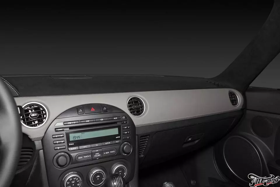 Mazda MX5. Антихром, окрас масок фар, пошив элементов салона, окрас центральных частей дисков.